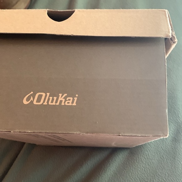 OluKai Moloa Men’s waxed nubuck leather slip ins with box. Color Toffee. Size 11 - Picture 8 of 11